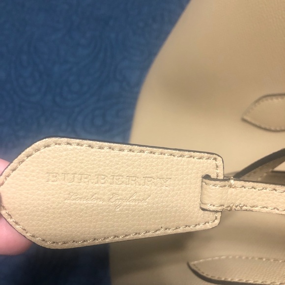 Burberry medium lavenby reversible tote - Picture 4 of 8